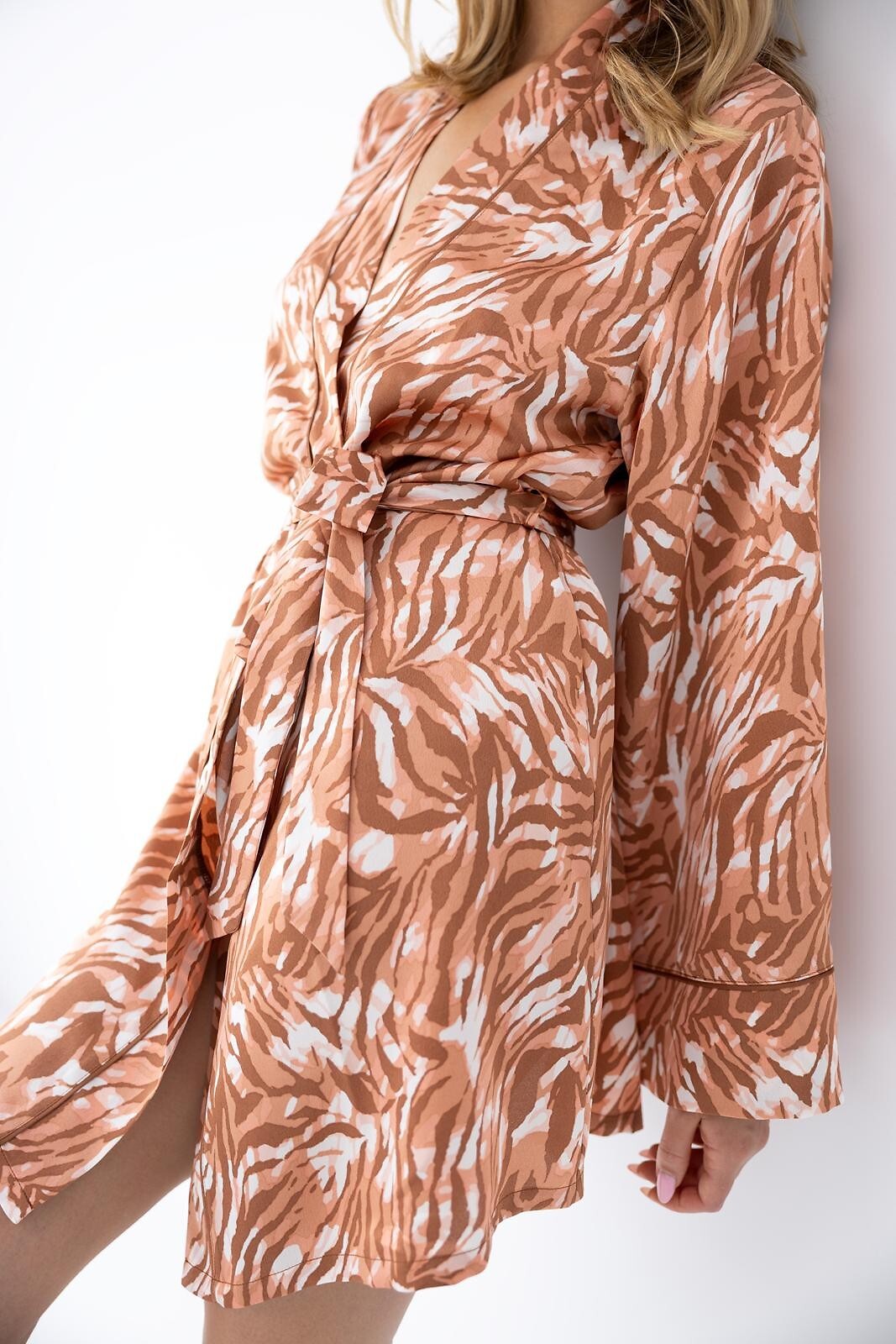 Velenisse | Vestaglia Corta Satinata – Animalier Look con Profili a Contrasto - Lullaby Lingerie