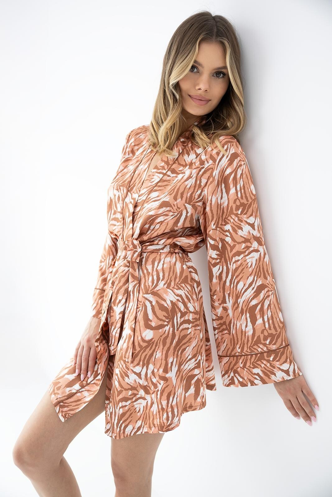 Velenisse | Vestaglia Corta Satinata – Animalier Look con Profili a Contrasto - Lullaby Lingerie