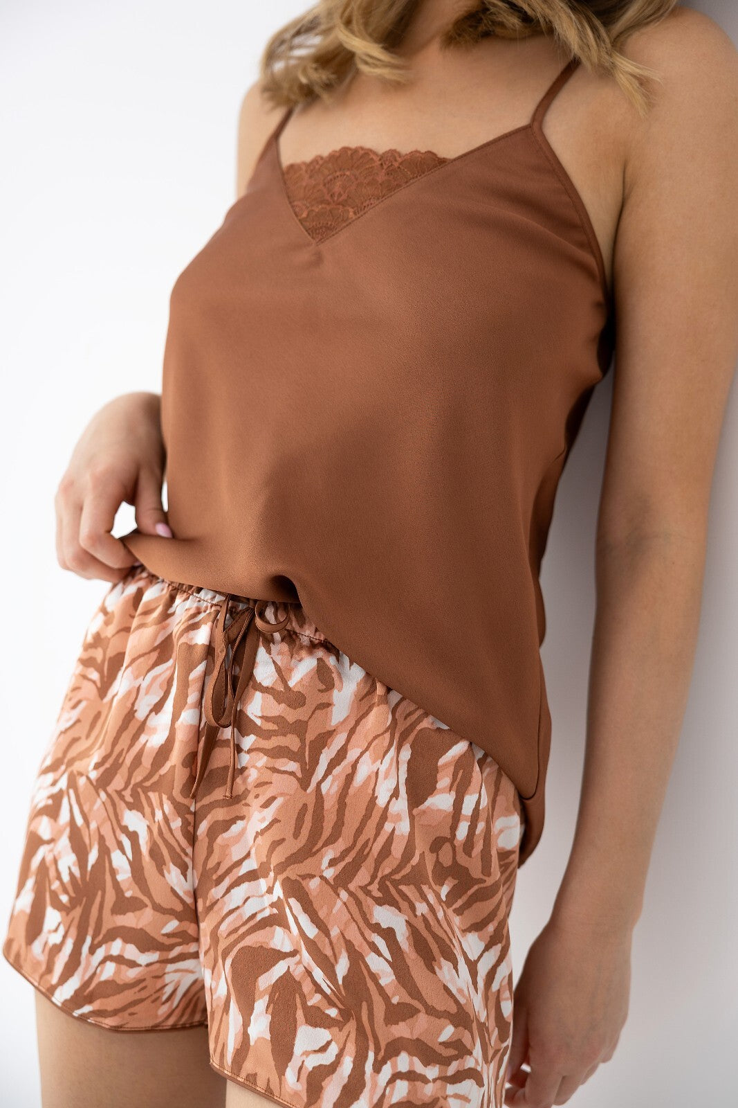 Velenisse | Completo Notte Satinato Animalier – Top con Pizzo e Shorts con Fiocco - Lullaby Lingerie