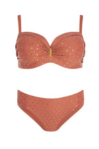 Bikini con dettagli gold – eleganza a pois e sostegno