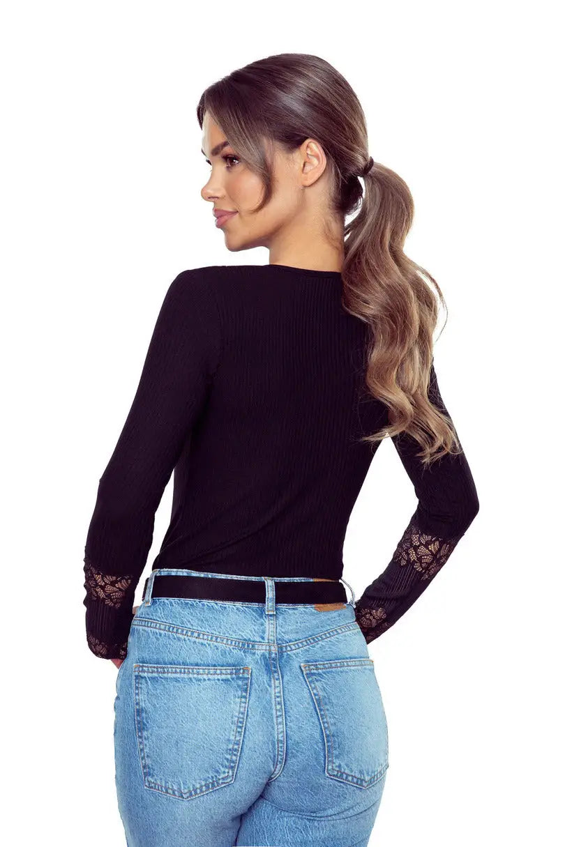 Maglia in viscosa con scollo a serafino e polsini pizzo