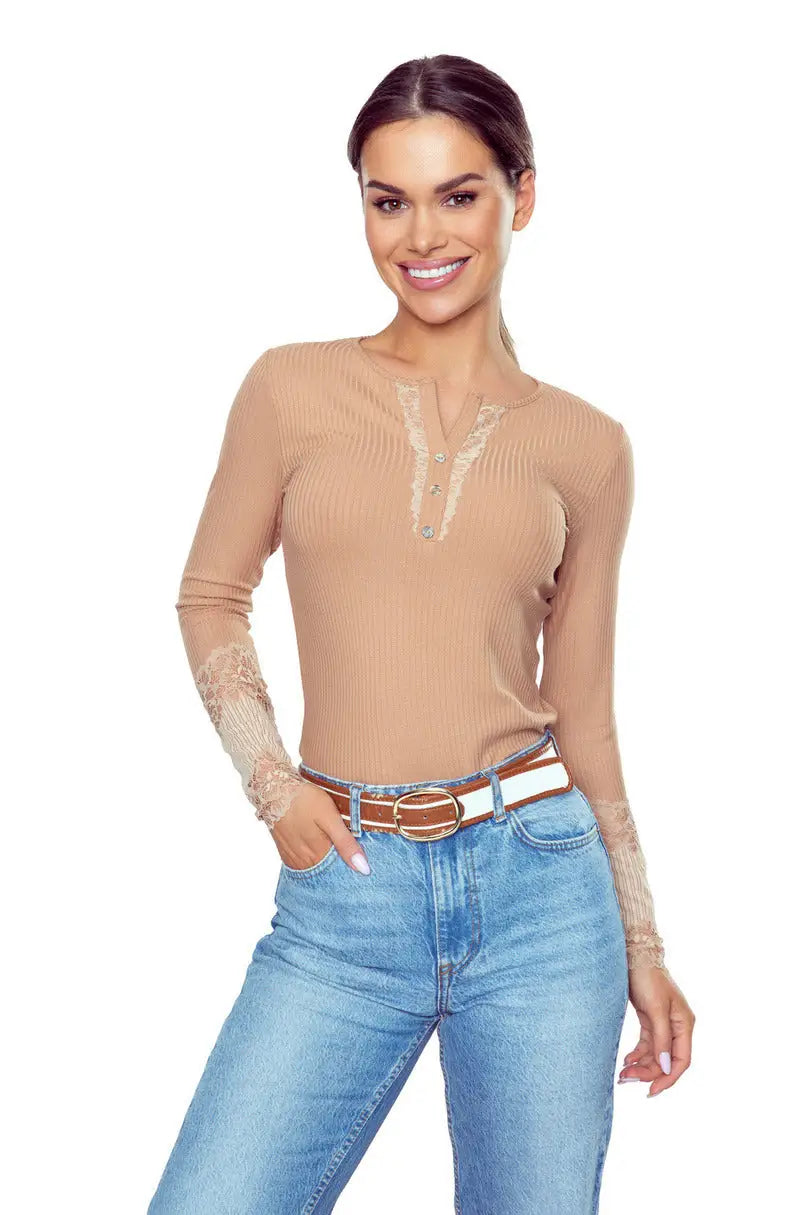 Maglia in viscosa con scollo a serafino e polsini pizzo