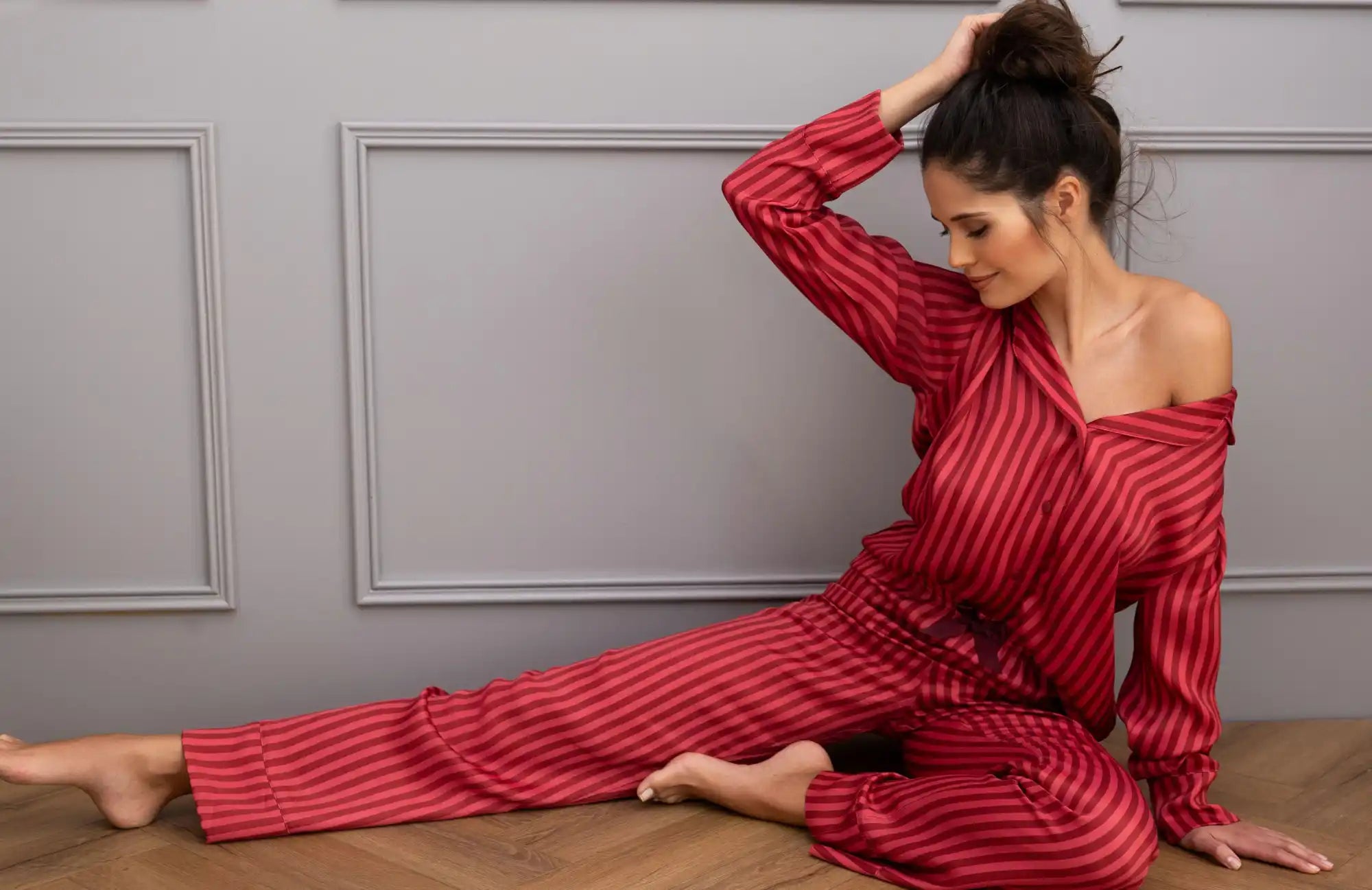 Set di pigiama a righe rosse con scollatura fuori dalle spalle e maniche a campana.