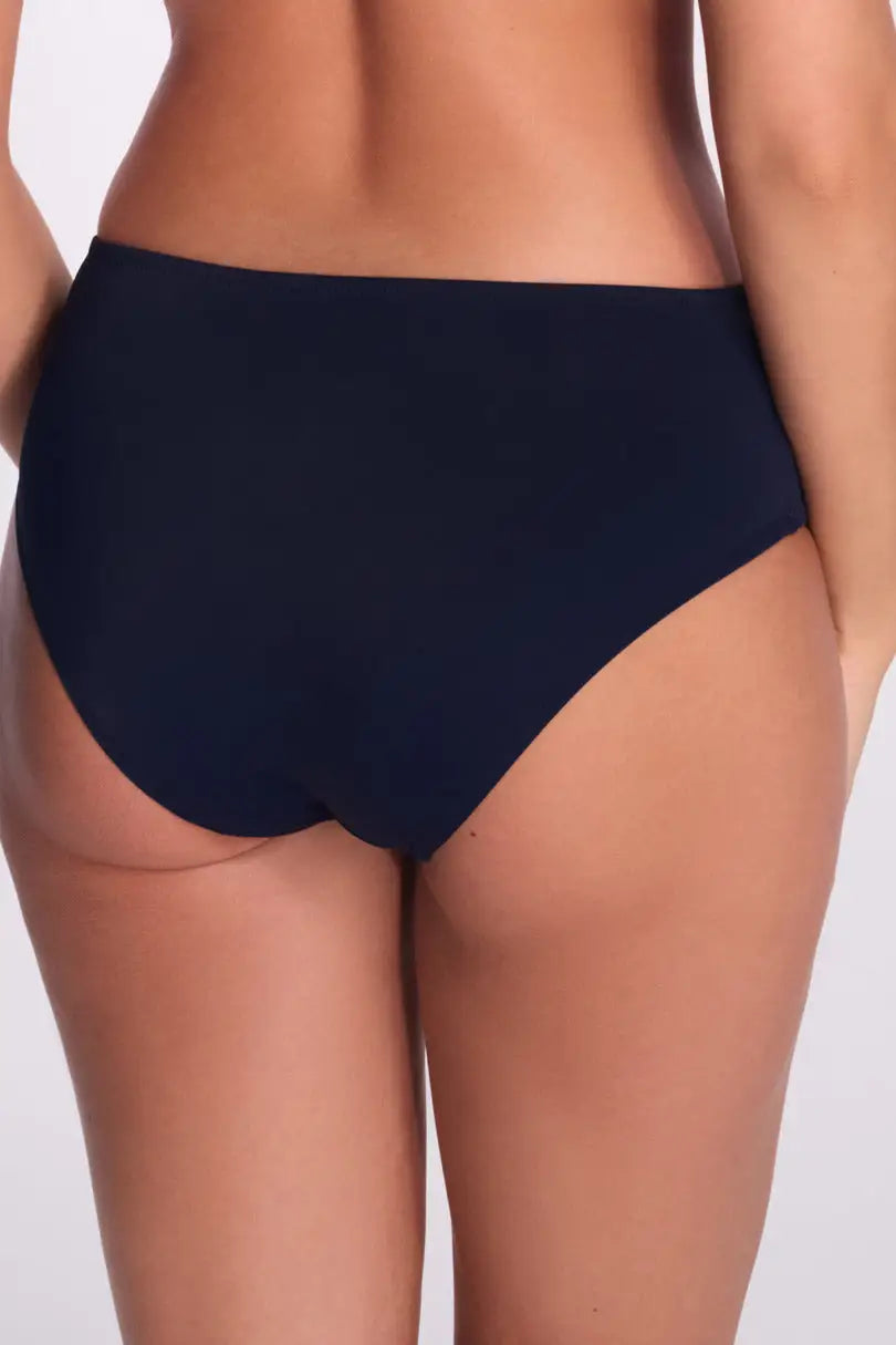 Slip bikini – eleganza classica e dettaglio tropicale