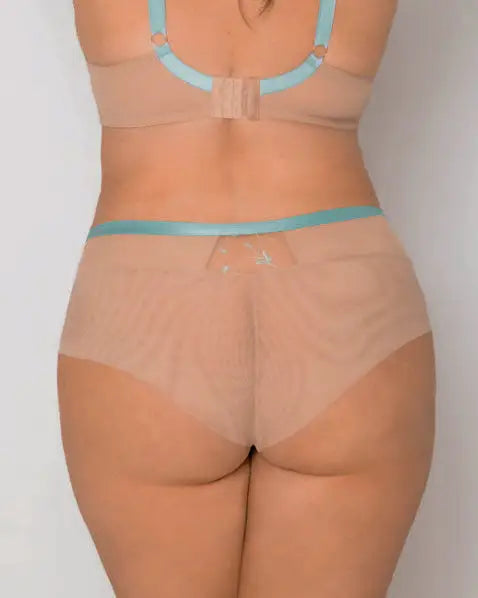 Slip nude con pizzo – eleganza invisibile e fascino