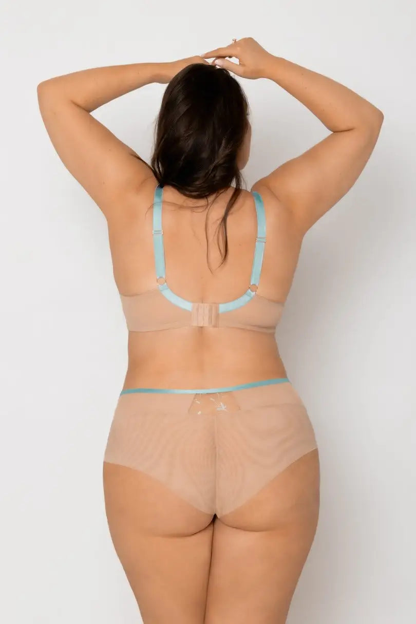 Slip nude con pizzo – eleganza invisibile e fascino