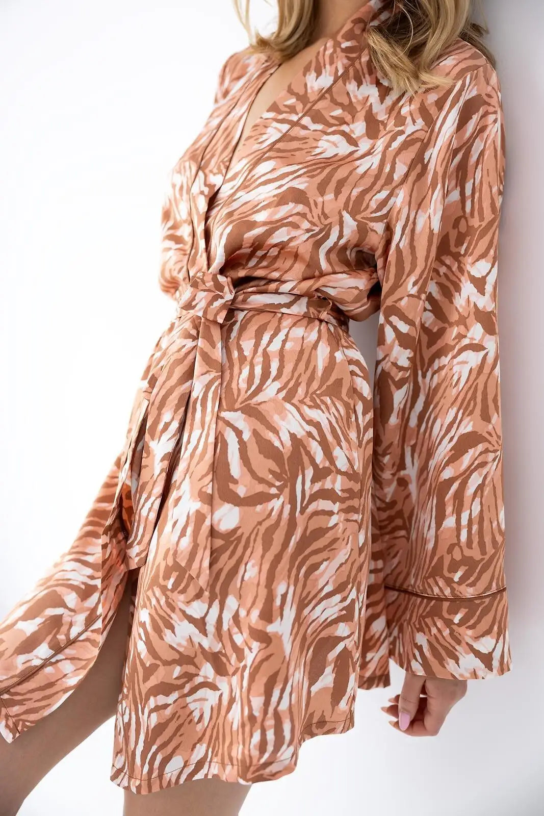 Velenisse | vestaglia corta satinata – animalier look